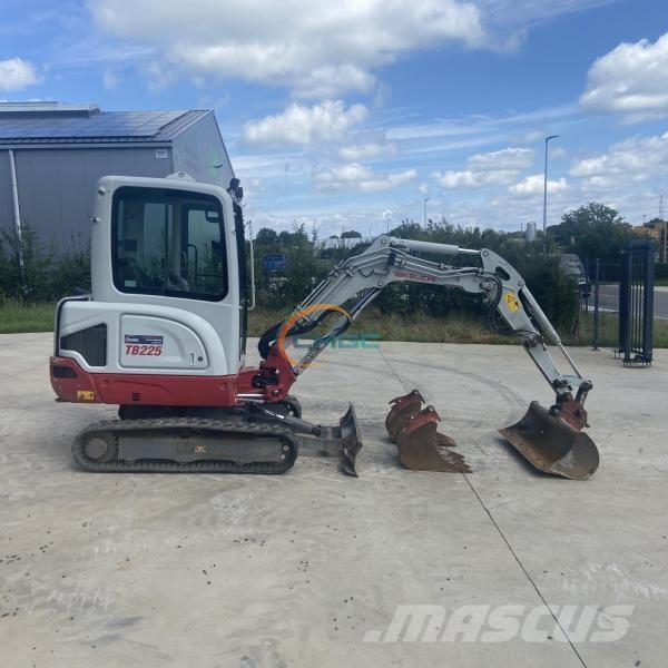 Takeuchi TB225 Lastik tekerli ekskavatörler