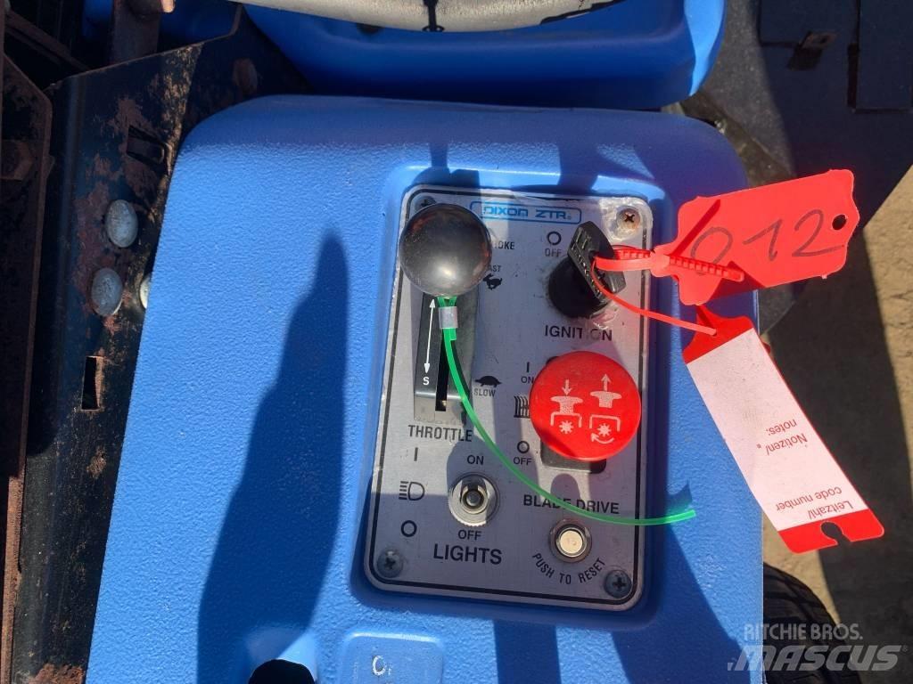 Dixon ZTR4421 Sıfır dönüşlü çim biçme makineleri