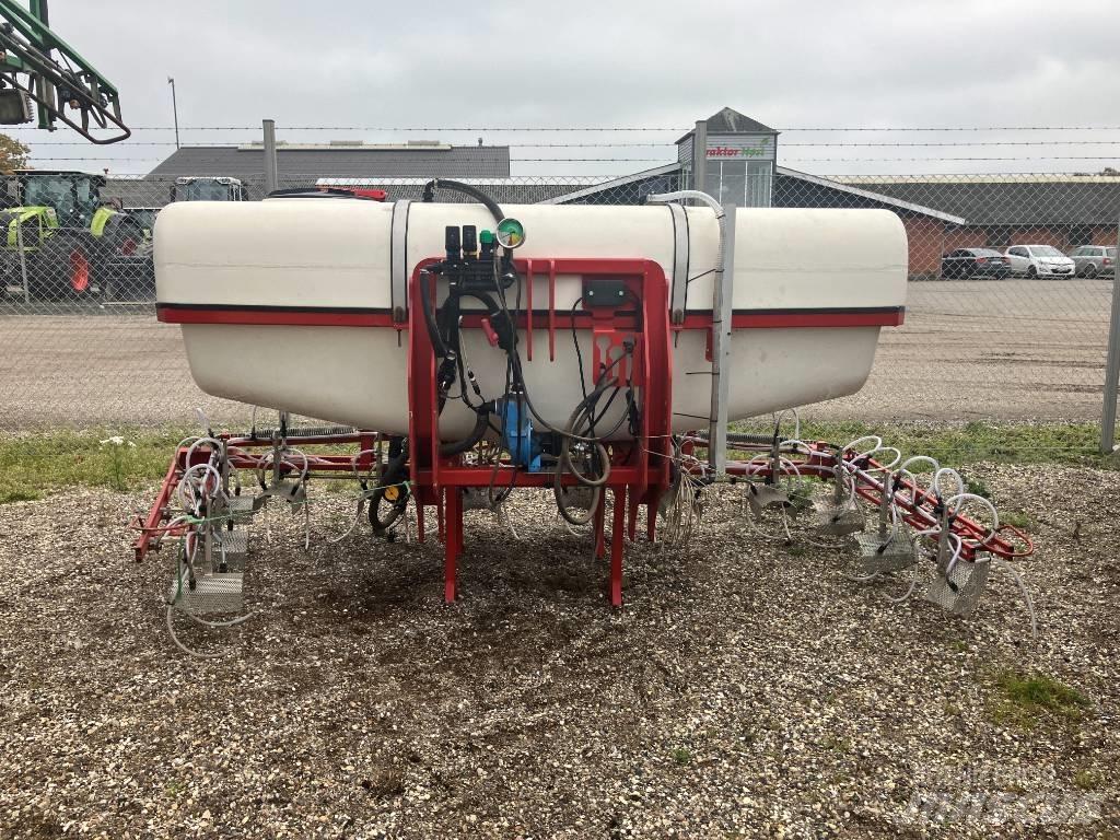  Agrovo 3000 liter Monte edilebilir pülverizatörler