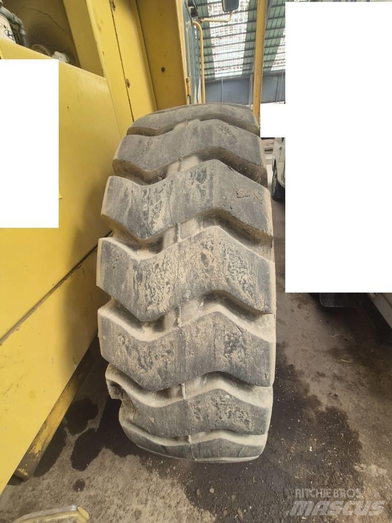 CAT CS 563 Çift tamburlu silindirler