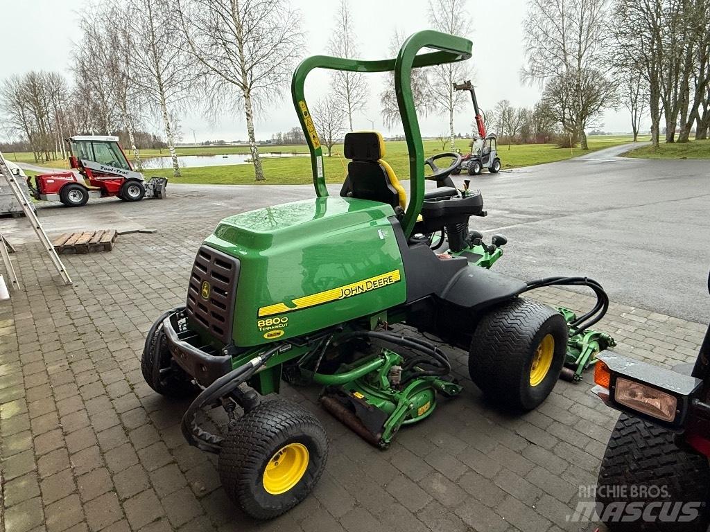 John Deere 8800 Mobil çim biçme makineleri