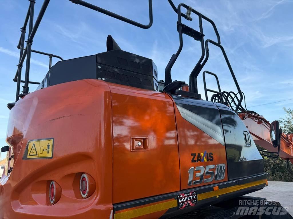 Hitachi ZX 135 W-7 Lastik tekerli ekskavatörler
