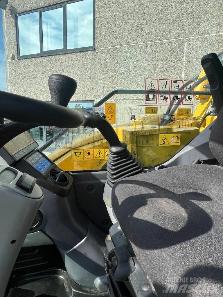 Komatsu PW98MR-10 Lastik tekerli ekskavatörler