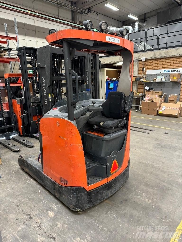 Toyota RRE200H Reach truck - depo içi istif araçları
