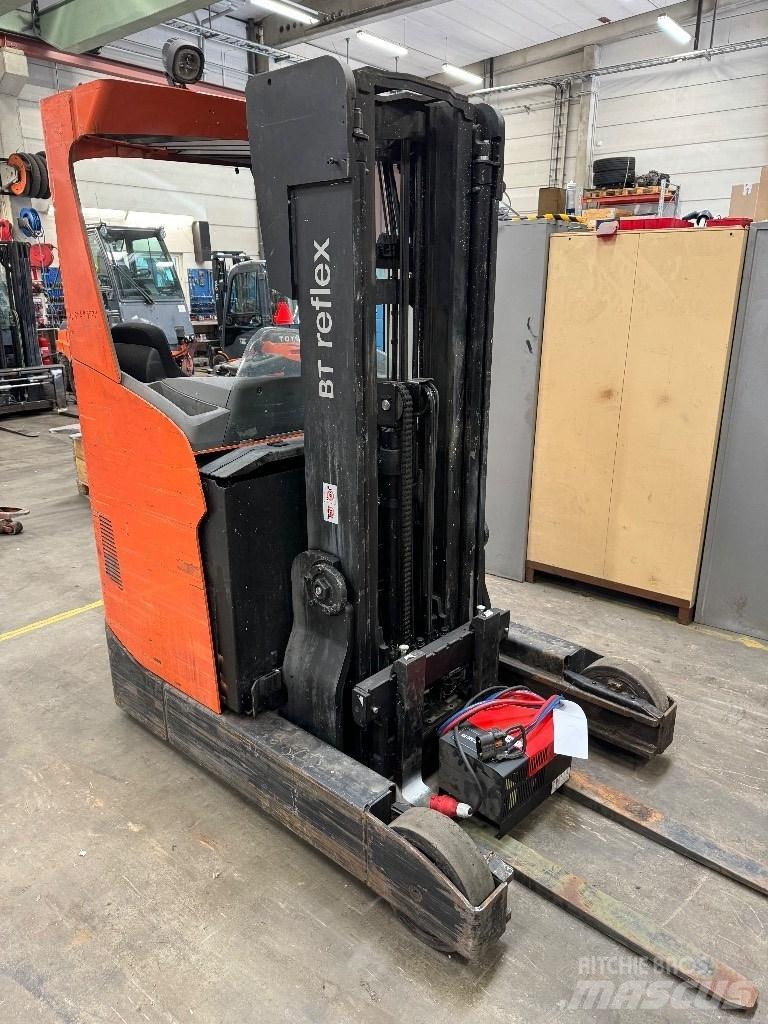 Toyota RRE200H Reach truck - depo içi istif araçları