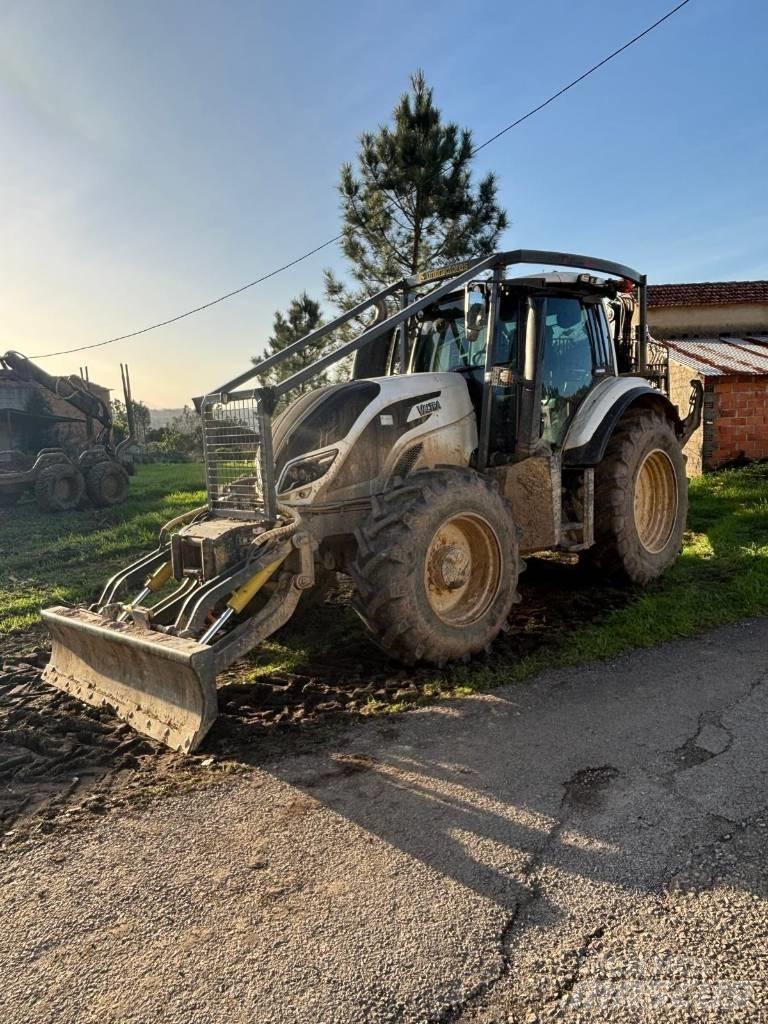 Valtra T 174 Tomruk yükleyici traktörler