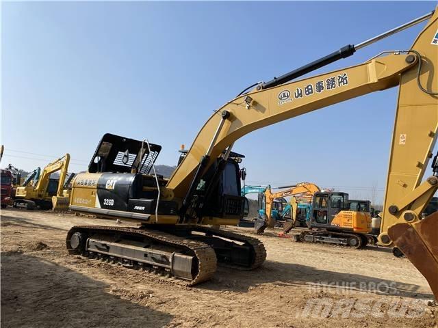 CAT 326D Paletli ekskavatörler