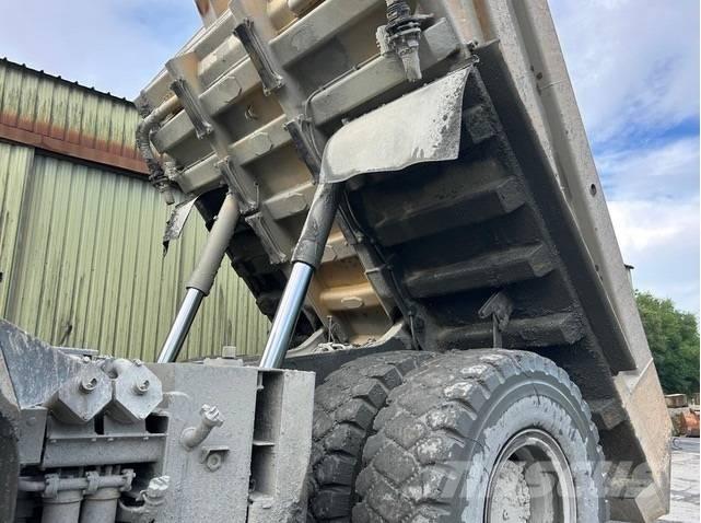 Komatsu HD605-7 Yol disi kaya kamyonu