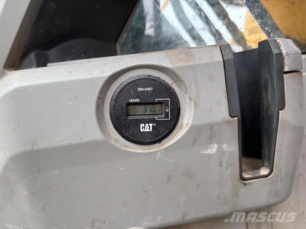 CAT 323 F L Paletli ekskavatörler