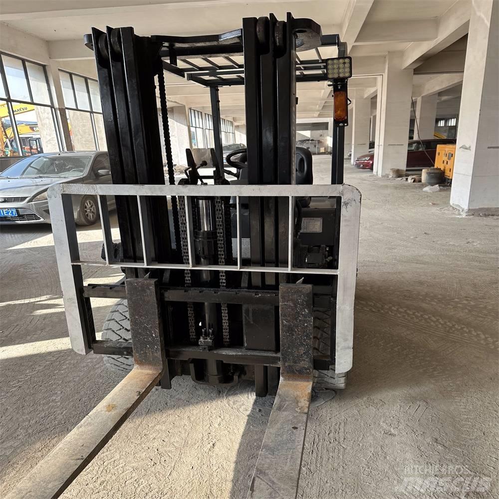 TCM FB25-7 Elektrikli forkliftler