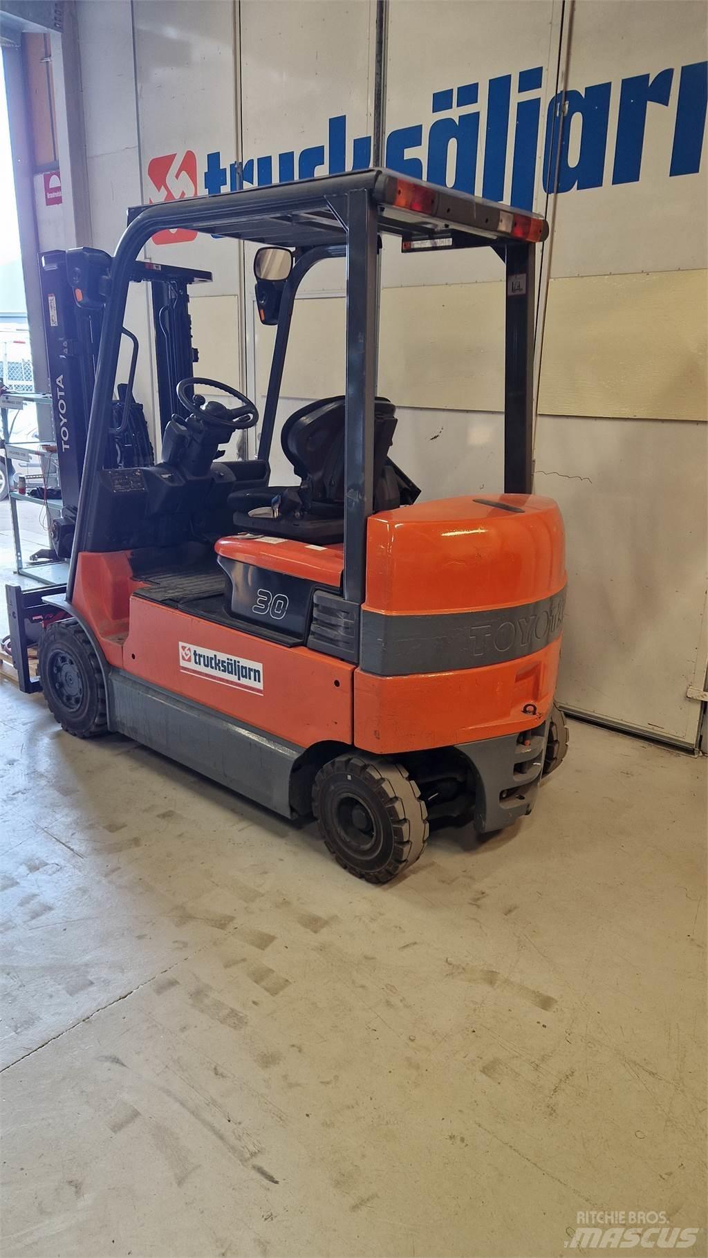 Toyota 7FBMF30 Elektrikli forkliftler