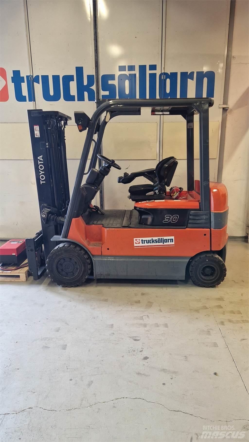 Toyota 7FBMF30 Elektrikli forkliftler