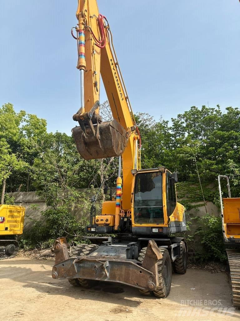 Hyundai R210W-9 Lastik tekerli ekskavatörler