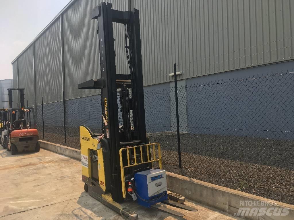 Hyster N35ZDR Reach truck - depo içi istif araçları