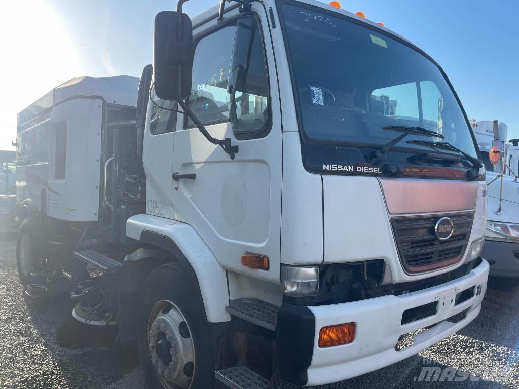 UD 3300 Süpürme kamyonları