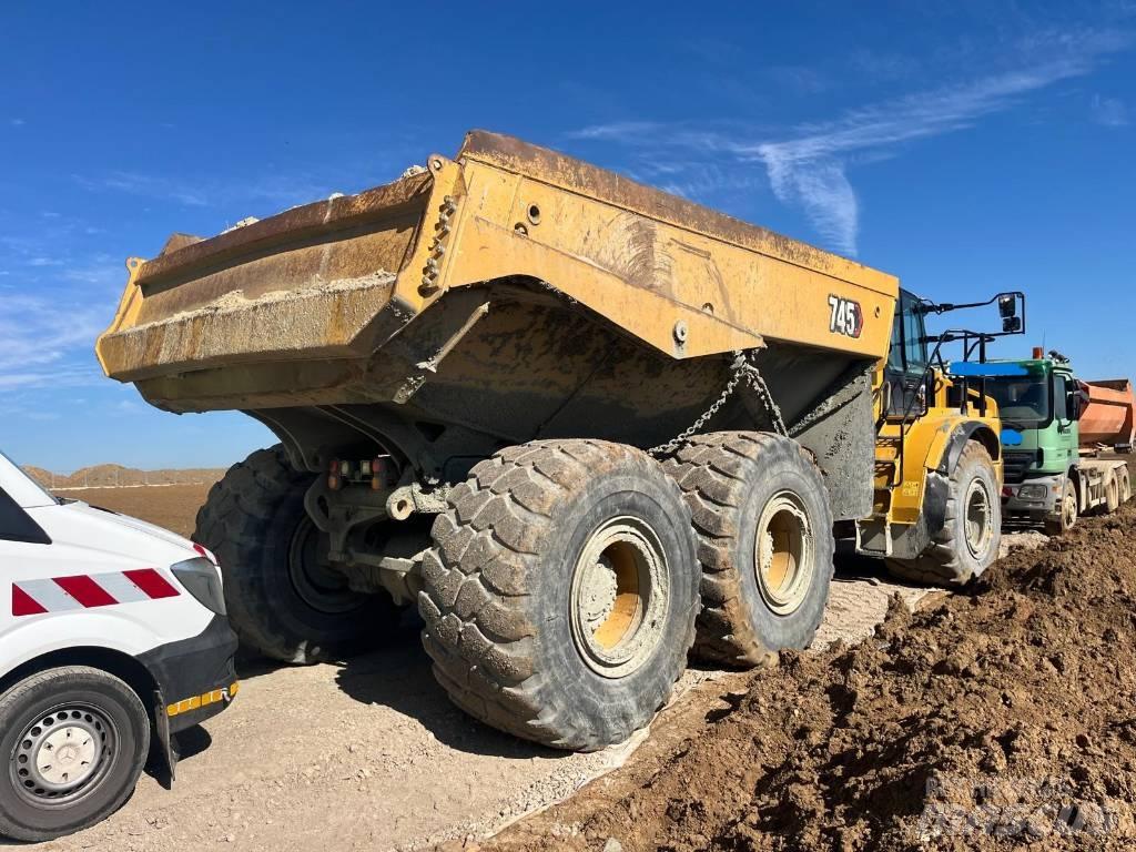CAT 745 Belden kirma kaya kamyonu
