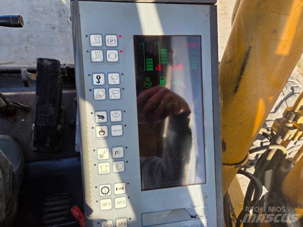 Liebherr A900 Lastik tekerli ekskavatörler