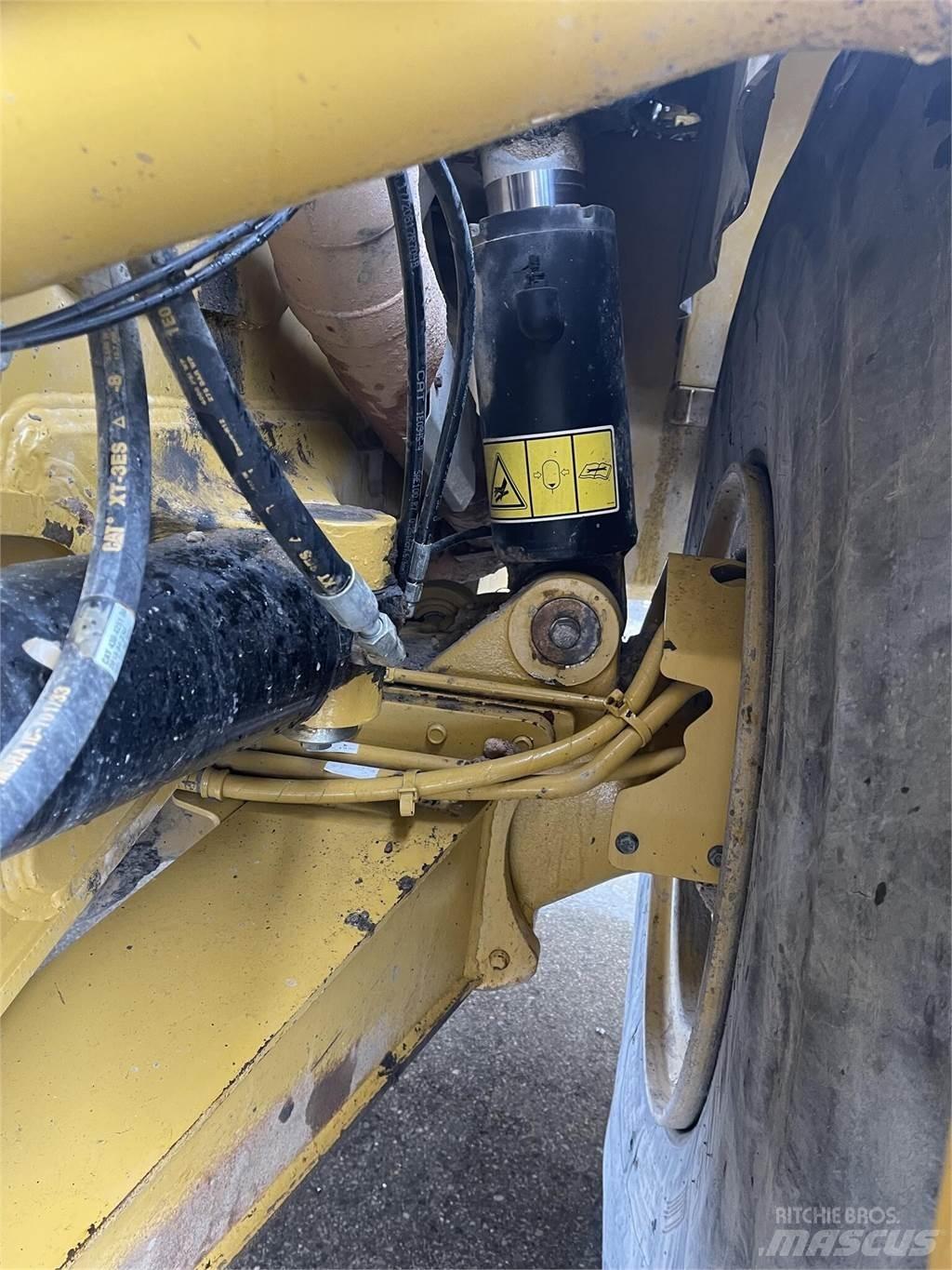 CAT 745 Belden kirma kaya kamyonu