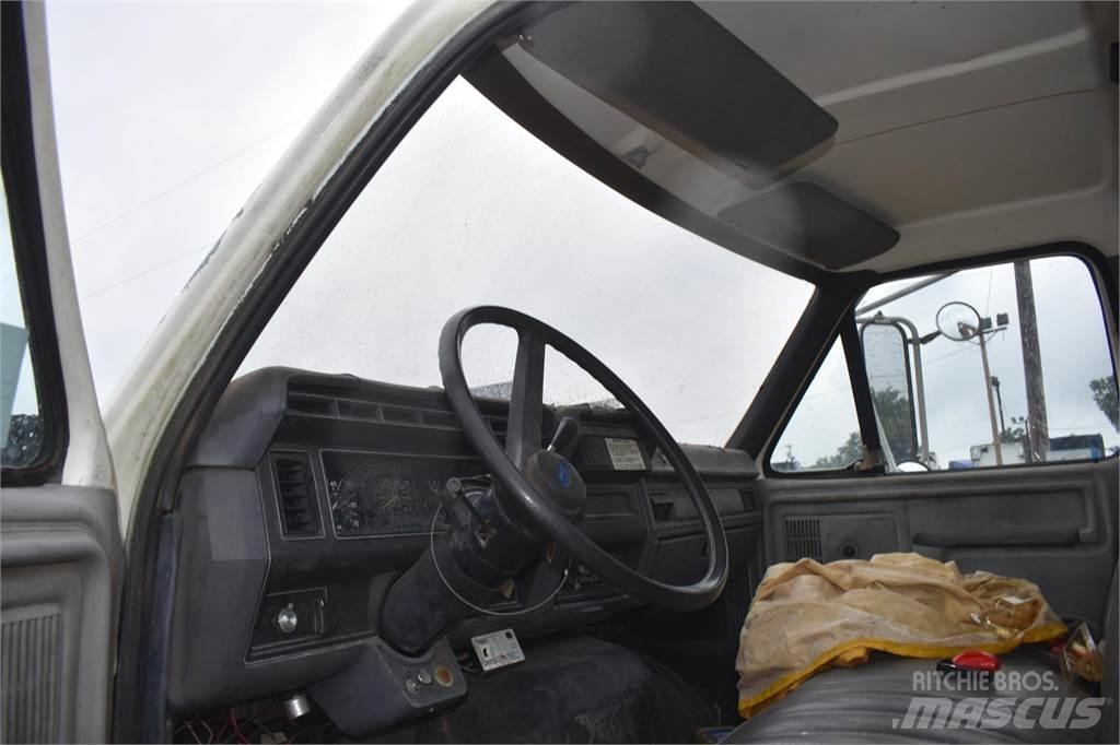 Ford F800 Araç üzeri vinçler