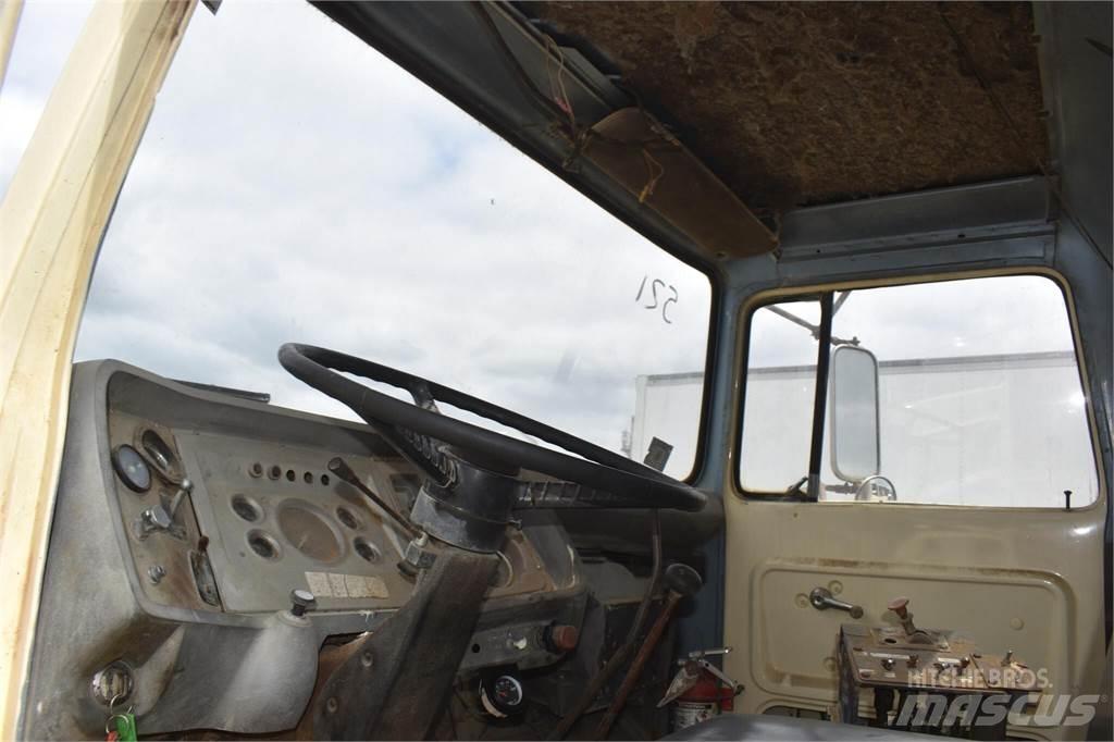 Ford L8000 Tankerli kamyonlar