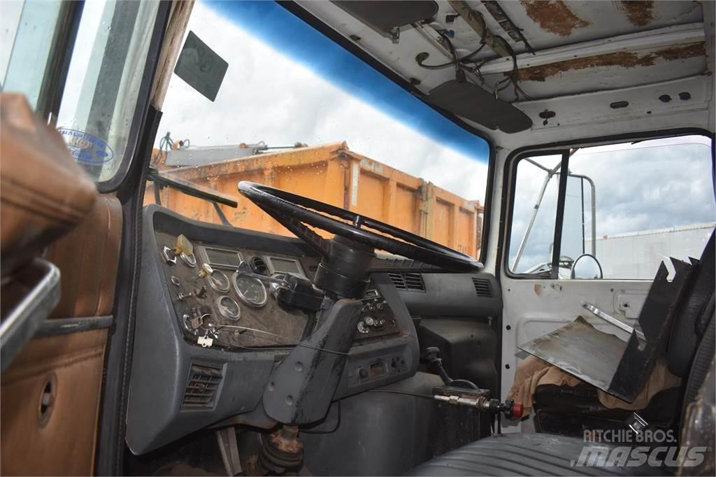 Ford L8000 Araç üzeri vinçler