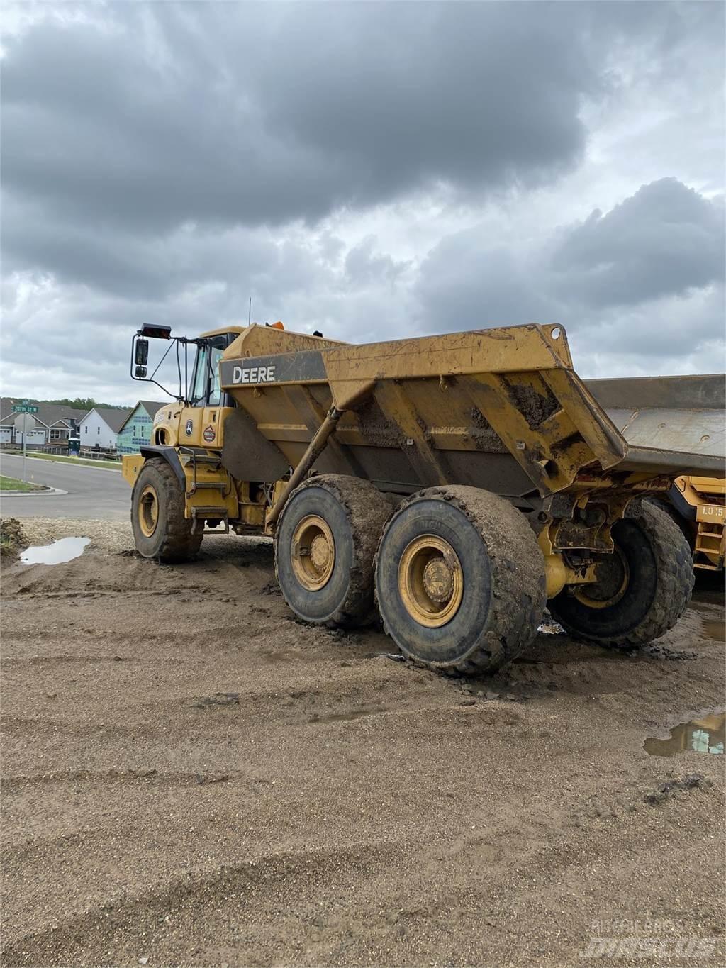 John Deere 300D Belden kirma kaya kamyonu