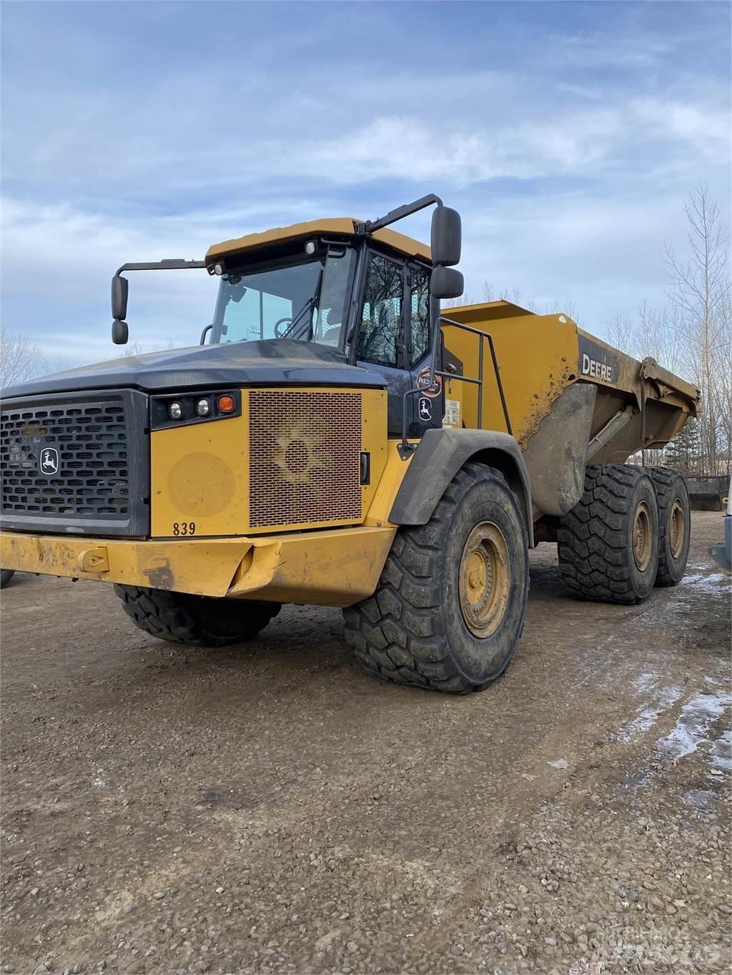 John Deere 410E Belden kirma kaya kamyonu