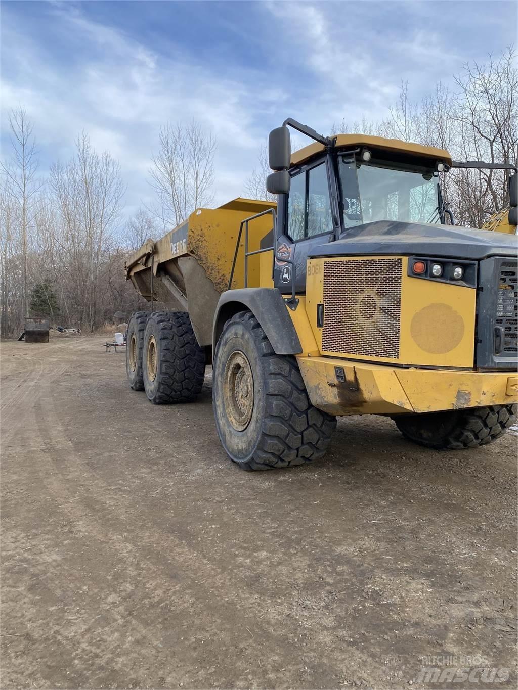John Deere 410E Belden kirma kaya kamyonu