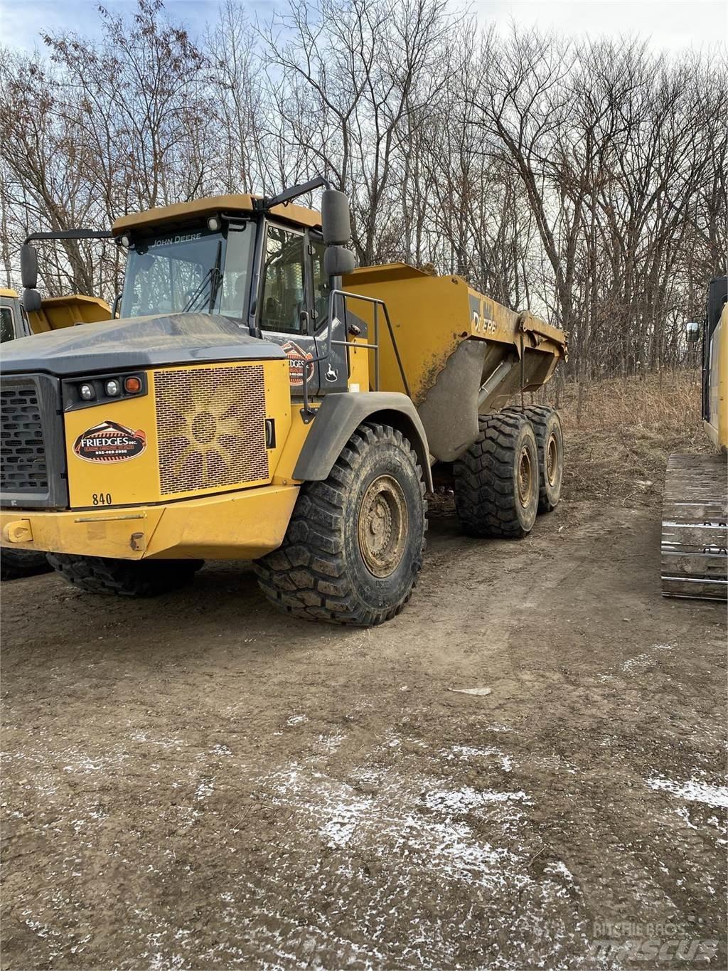 John Deere 410E Belden kirma kaya kamyonu