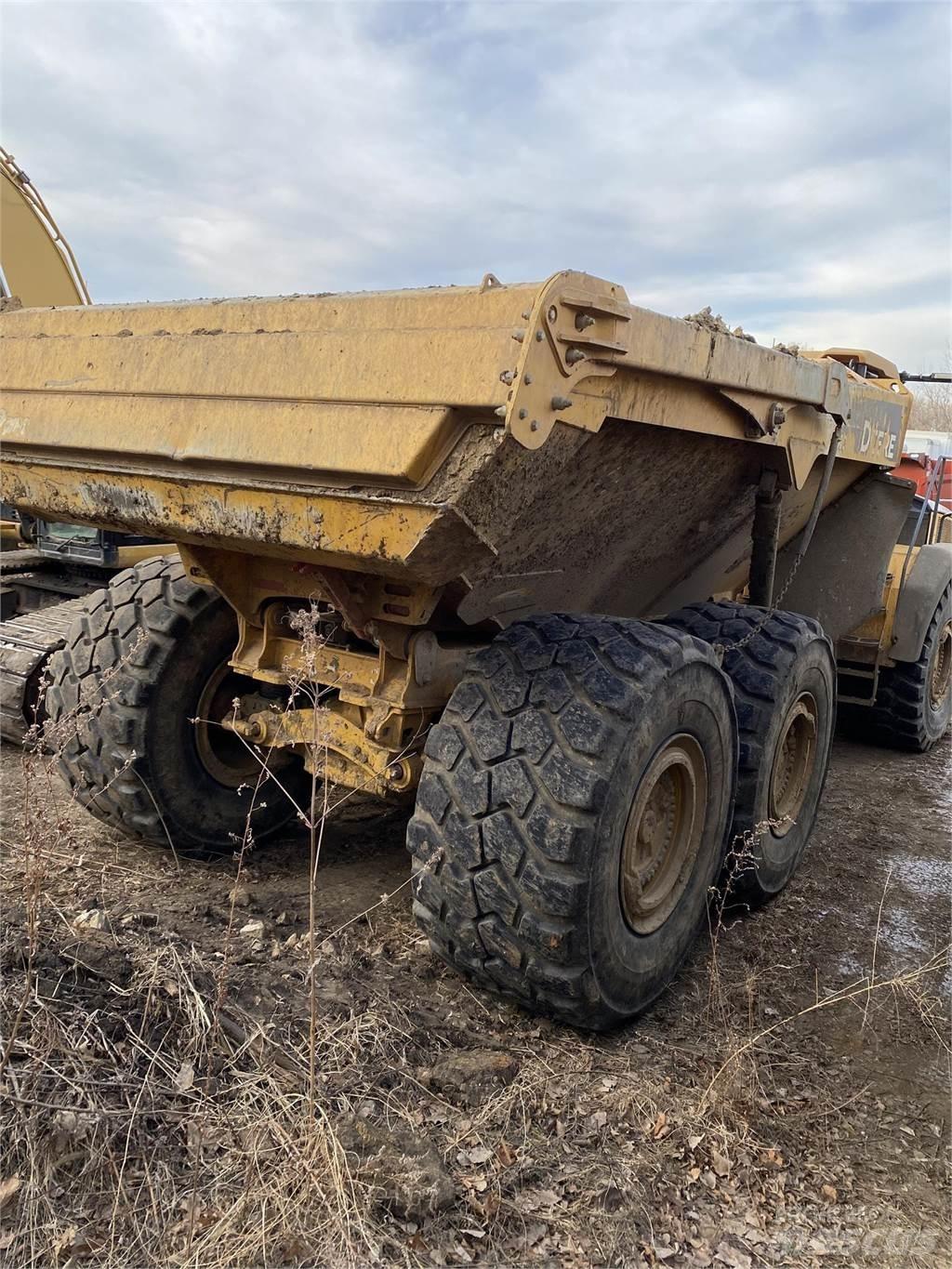 John Deere 410E Belden kirma kaya kamyonu