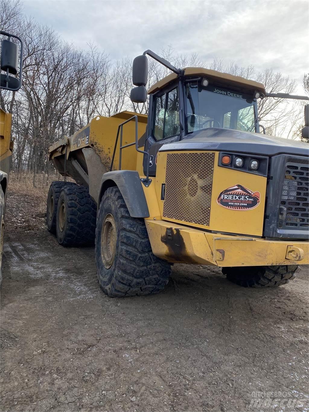 John Deere 410E Belden kirma kaya kamyonu
