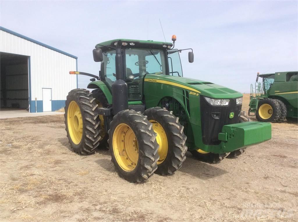 John Deere 8235R Traktörler