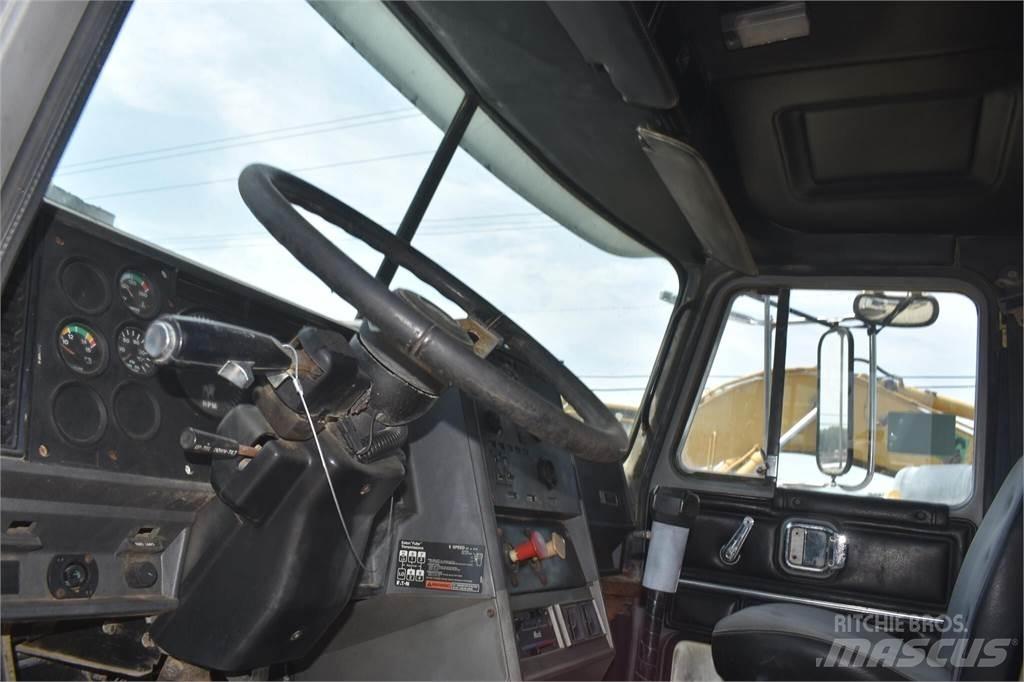 Mack CH613 Tankerli kamyonlar