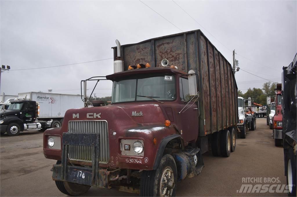 Mack DM685S Araç üzeri vinçler