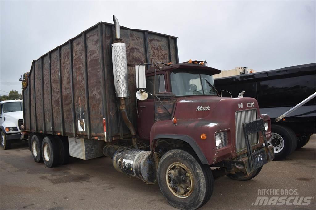Mack DM685S Araç üzeri vinçler