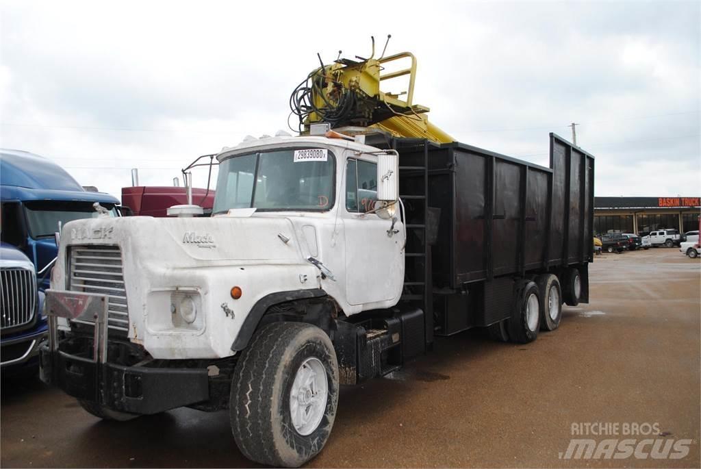 Mack DM690S Araç üzeri vinçler