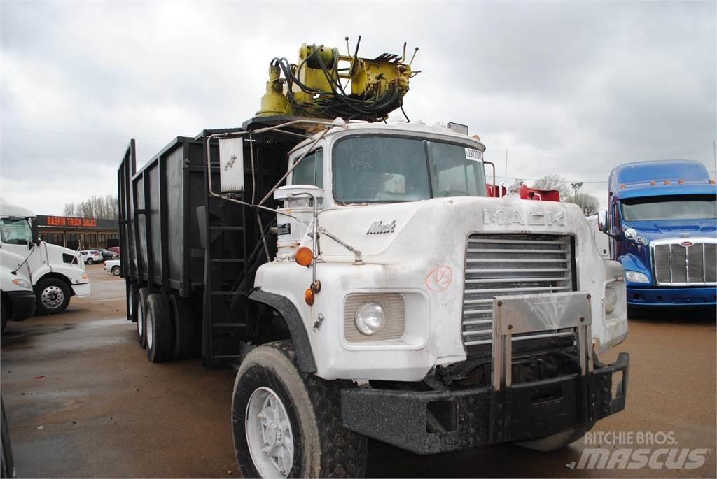 Mack DM690S Araç üzeri vinçler