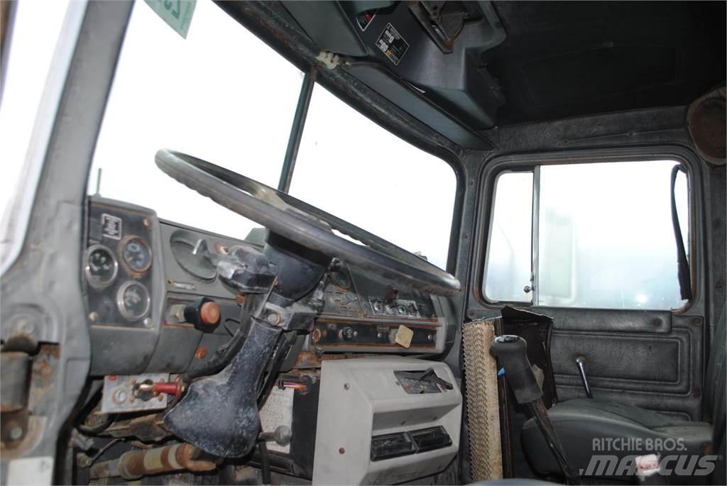 Mack DM690S Araç üzeri vinçler