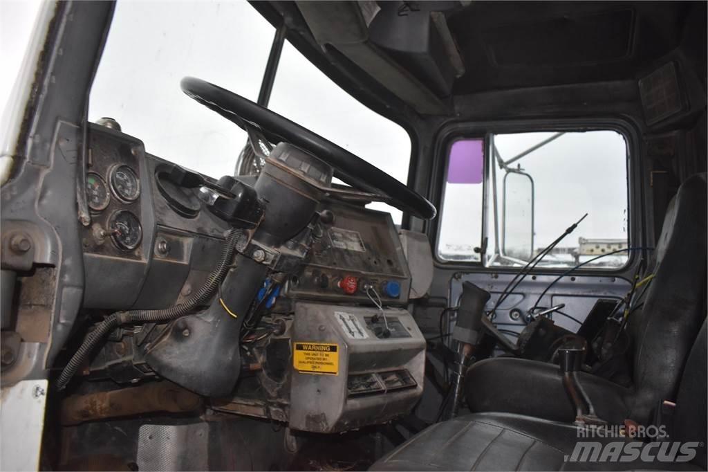 Mack RD688S Araç üzeri vinçler