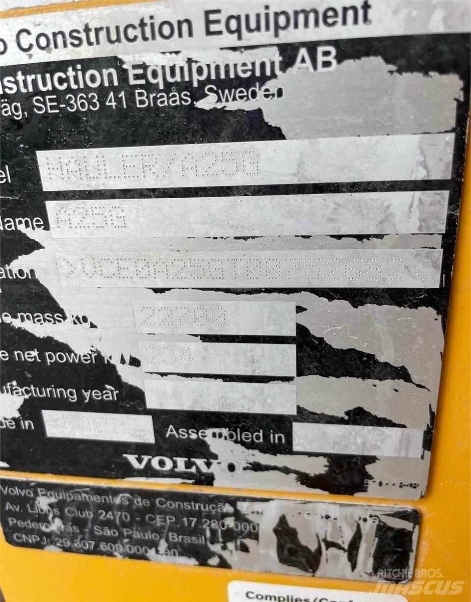 Volvo A25G Belden kirma kaya kamyonu