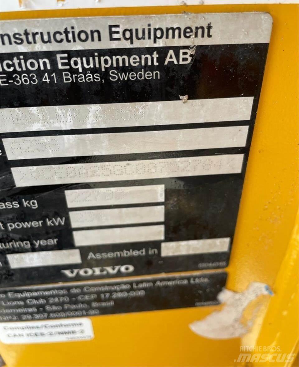 Volvo A25G Belden kirma kaya kamyonu