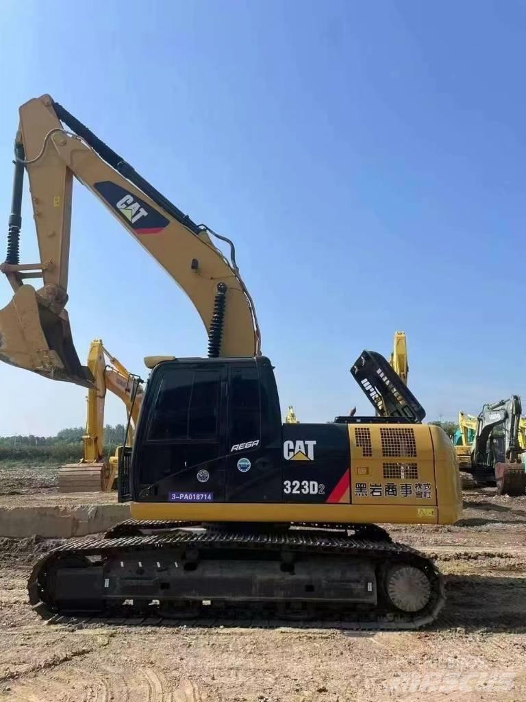 CAT 323D2 Paletli ekskavatörler