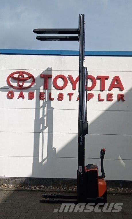 Toyota SWE120L Yaya kumandali istif makinasi