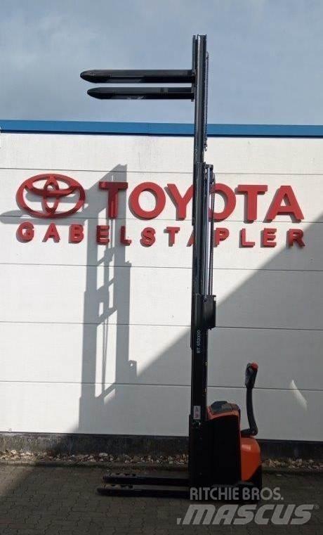 Toyota SWE120L Yaya kumandali istif makinasi