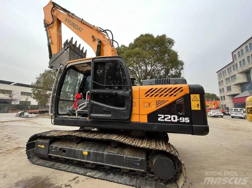 Hyundai R220-9S Lastik tekerli ekskavatörler