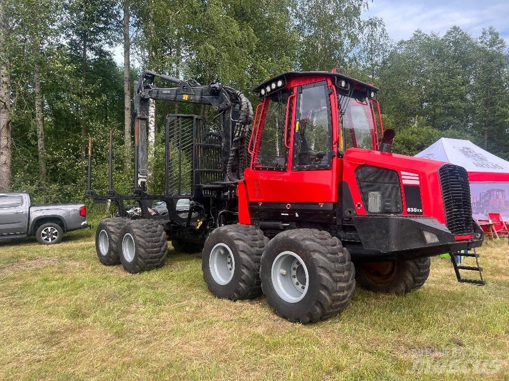 Komatsu 835 Tomruk yükleyici traktörler