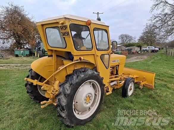 Ford 2000 TRACTOR Diger