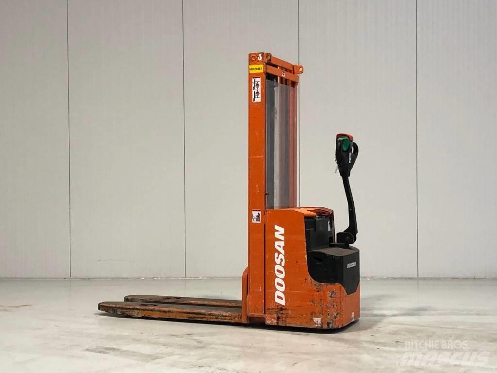 Doosan LEDS12.5C Yaya kumandali istif makinasi