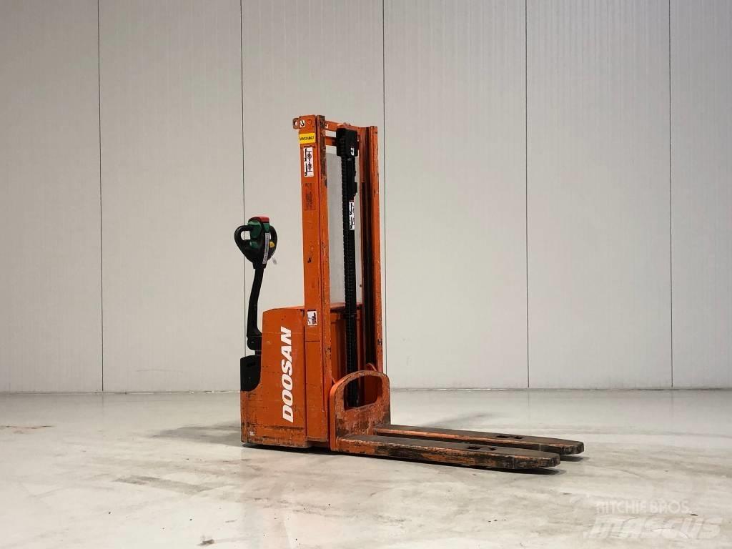 Doosan LEDS12.5C Yaya kumandali istif makinasi