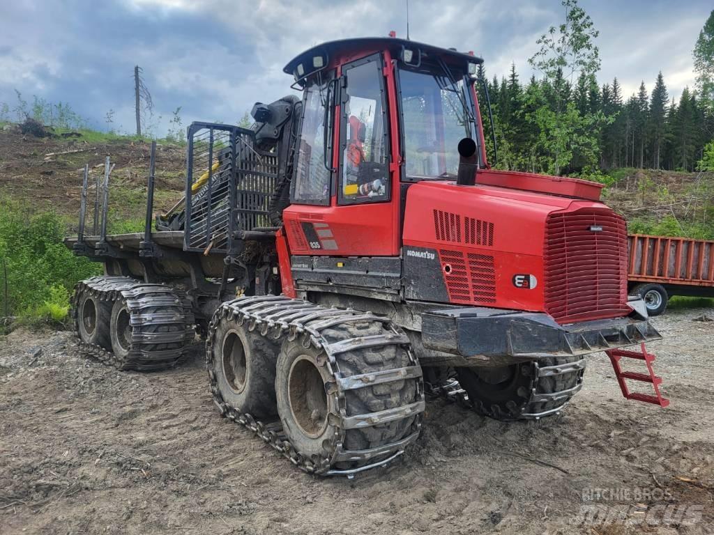 Komatsu 835 Tomruk yükleyici traktörler